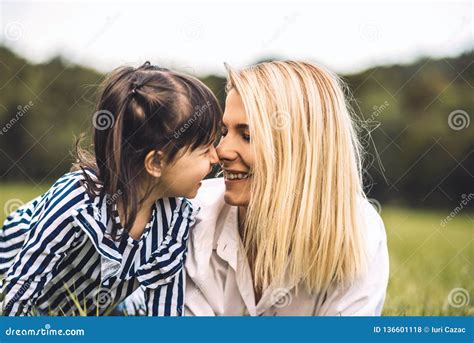 Jeune Belle Femme Caressant Avec Sa Petite Fille En Parc M Re Et Fille