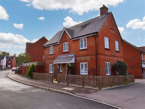 3 Bed Detached House For Sale In Delamere Gardens Fair Oak So50 £