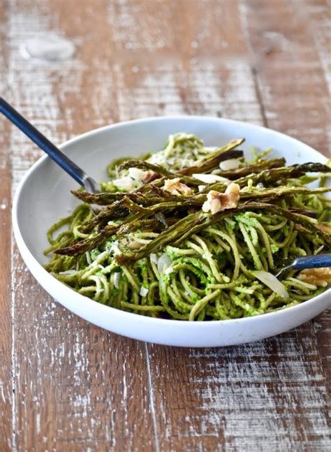 Delicious Spinach Walnut Pesto Pasta