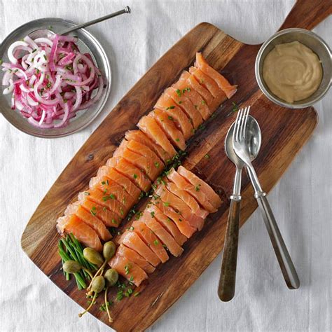 Salmón ahumado en tacos con salsa tártara de chipotle Petramora