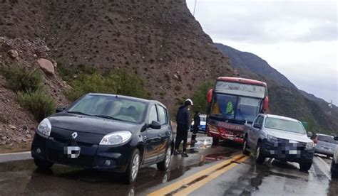 Desmoronamiento de cerros provocó un triple choque en la Ruta 9