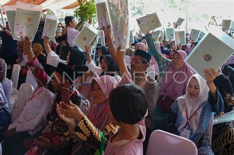 Penyerahan Sertifikat Tanah Program Ptsl Di Batang Antara Foto