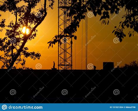 Siluetas De Una Gr A Y De Los Trabajadores De Construcci N En Un Fondo