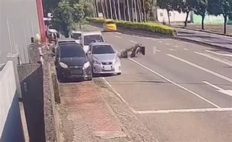 影／詭異！高雄男好端端騎車卻離奇摔車 警調監錄畫面也納悶 社會萬象 社會 聯合新聞網