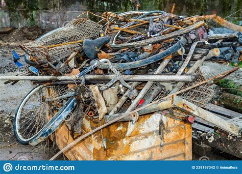 Sucata De Ferro No Estaleiro De Reciclagem Foto De Stock Imagem De