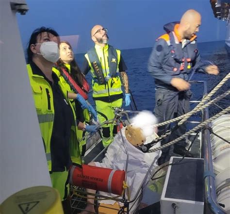 Soccorsa Dalla Capitaneria Di Porto Di Roma Passeggera A Bordo Di Una