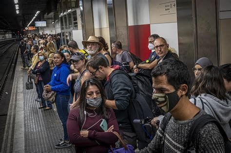 Aglomeraciones Y Retrasos En La Huelga De Renfe Fotos