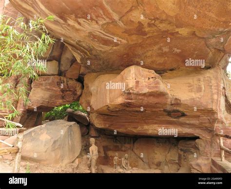 Bhimbetka refugio de roca con modelos de familia prehistórica así como