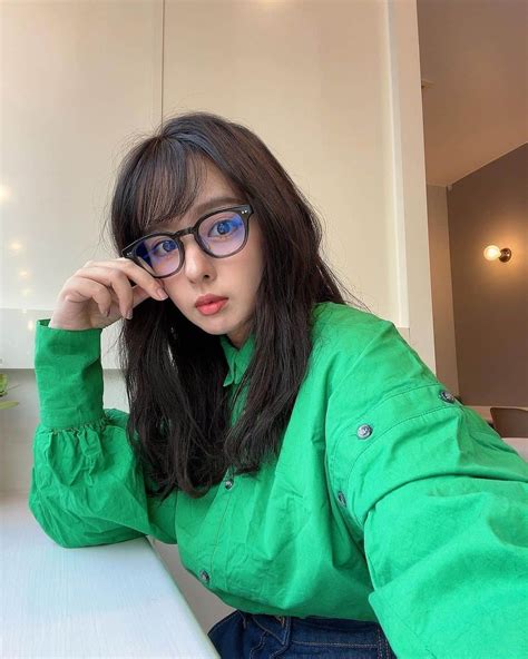 山田菜々さんのインスタグラム写真 山田菜々instagram 「だてめがね👓 3枚目ぶれさせて撮ろうと思ったのに 全然ぶれへんかった🙃