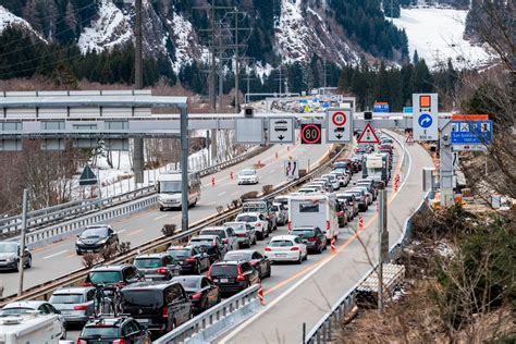 Frontale Nel Tunnel Del San Gottardo