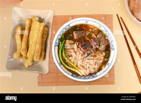 Phở bò sốt vang với quẩy Beef Noodle is famous Vietnamese food Phở