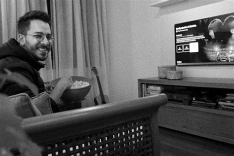 Junior Lima posta foto maratonando próprio documentário Foi dada