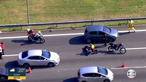 Vídeo Acidente entre carro e moto provoca congestionamento na Rodovia