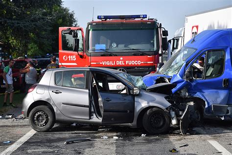 Scontro Auto Furgone Su Via Naviglio Foto Massimo Argnani