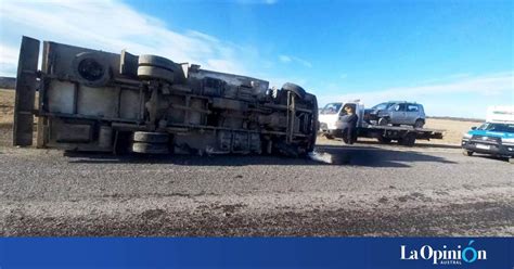 Un camión chocó contra un auto y volcó sobre Ruta 3 cuatro hombres