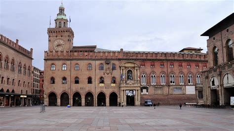 File:Piazza Maggiore Bologna DSCN9588.jpg - Wikimedia Commons