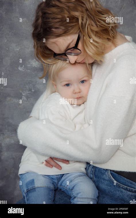 Petite Fille Et Maman En Jean Banque De Photographies Et Dimages