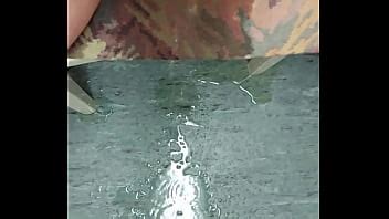 Pisse Au Travail Dans Le Sous Sol XVIDEOS