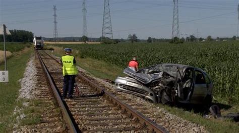 Śmiertelny wypadek na przejeździe kolejowym nieopodal Wrocławia TVN24