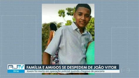 Corpo De Jovem Morto No Complexo Do Salgueiro é Enterrado No Rj Rio