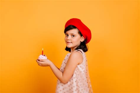 Muchacha Bonita Del Preadolescente Que Sostiene La Torta Con La Vela