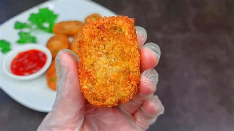 Una Mano Que Sostiene Una Nugget De Pollo Frito Foto Premium