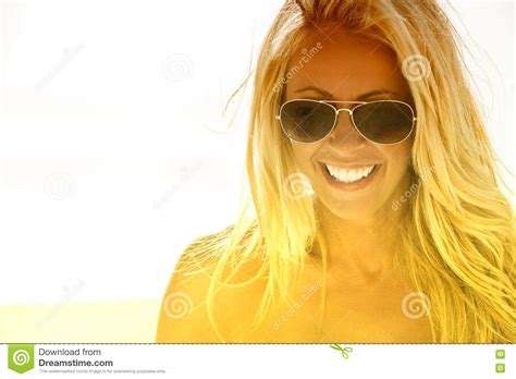 Belle Fille Blonde Riante Sexy Dans Laviateur Sunglasses Image Stock