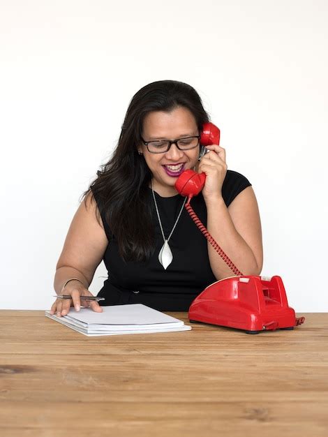 Mulher Falando Ao Telefone E Tomando Notas Foto Premium