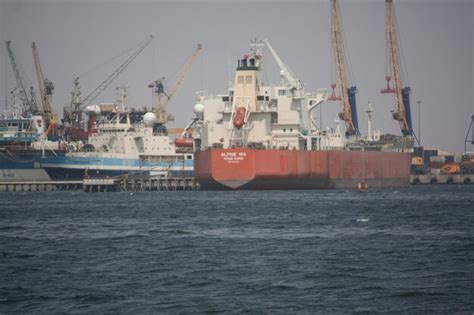 Buques Portacontenedores Que Navegan En El Mar Foto Premium