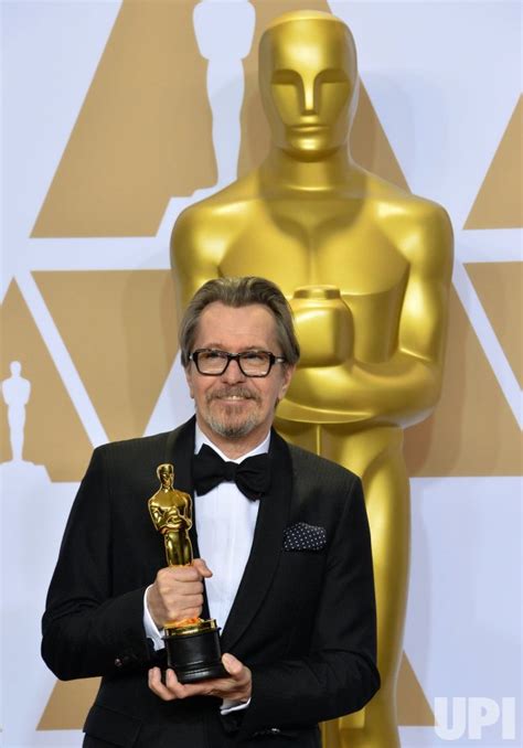 Photo Gary Oldman Wins Oscar For Best Actor At The 90th Annual Academy