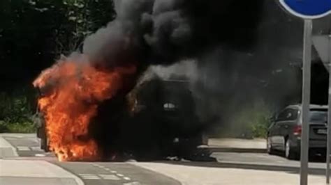 Arde en Lezkairu una máquina limpiadora del Ayuntamiento de Pamplona