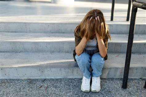 Retrato Al Aire Libre De Una Adolescente Triste Que Se Ve Preocupada Por Los Problemas Imagen De