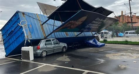 Temporal Em Monte Mor Derruba Container De Incorporadora Sobre Carro E