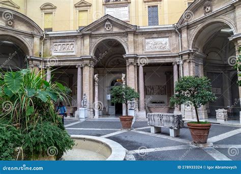 Octagonal Courtyard At The Vatican Museums Editorial Stock Image