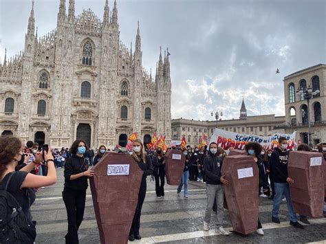 Studenti In Corteo A Milano Flash Mob Con Bare In Piazza Duomo