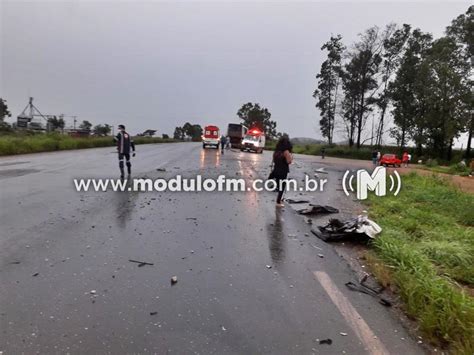 Duas Pessoas Morrem Ap S Carreta Bater Em Nibus E Pegar Fogo Na Br