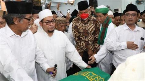 Ganjar Mbah Dimyati Ulama Panutan Dan Pemberi Kesejukan Tribunjateng