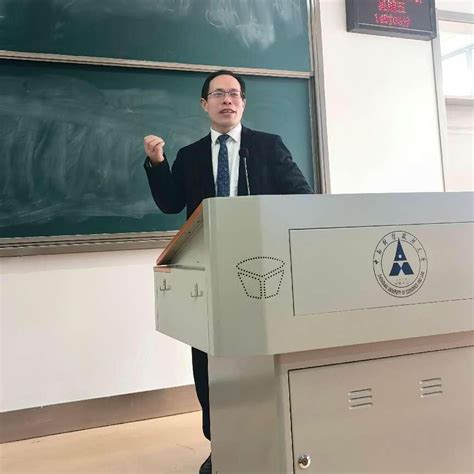 西安电子科技大学副校长张进成教授为我校学生讲授芯片技术创新与产业发展