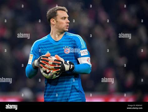 Portero Manuel Neuer FC Bayern Munich con balón Allianz Arena Múnich