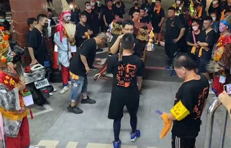 影／為台南2殉職警申冤！城隍爺夜巡「衝進派出所」做主：把魂魄帶回廟裡