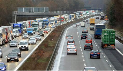 Normaler Freitagsstau Auf NRW Autobahnen Wuppertal Total Aktuelle