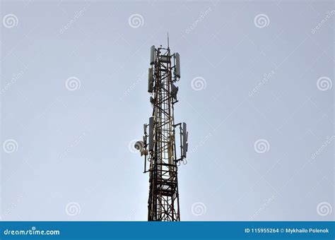 Alta Torre Para Las Ondas De Radio Que Transmiten Y Recibir Una Se Al