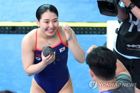 Gwangju Swimming Unbeknownst To Herself Diver Advances To