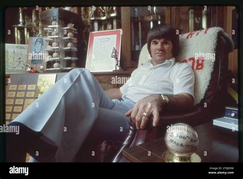 Un Retrato De Pete Rose En 1979 Posó En Su Casa En Su Sala De Trofeos