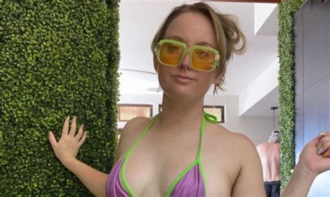 Hot Sexy Samantha McGlone Bikini Pics