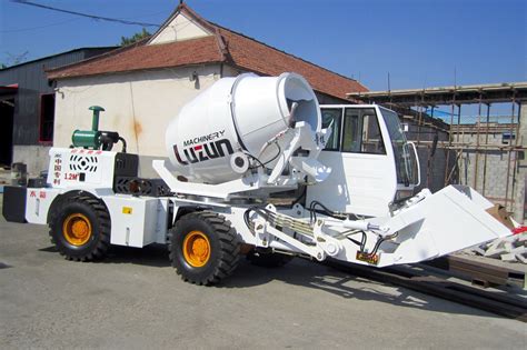 Small Size 1 2 Cbm 270 Rotation Of Self Propelled Mixer China Self