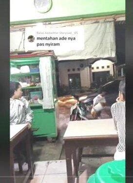 Viral Seorang Bocah Sirami Mobil Yang Melaju Kencang Di Tengah Banjir