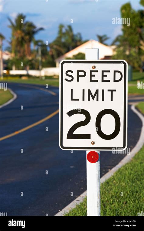 20 MPH ROAD SIGN Stock Photo - Alamy