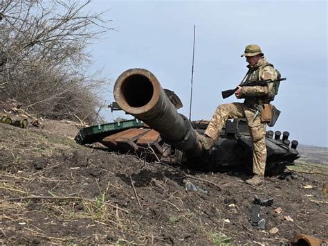 Video Shows Ukrainian Artillery Raking A Russian Tank Convoy Near The