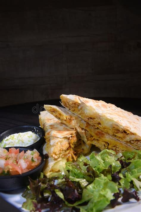 Deliciosa Quesadilla Mexicana Con Relleno De Pollo Y Ensalada De